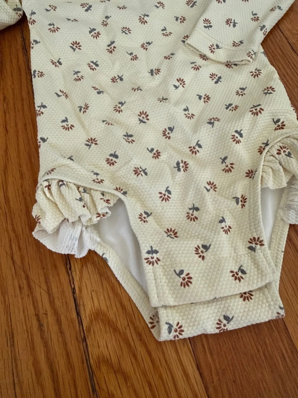 QUINCY MAE Rylee cru Long-Sleeve One-Piece Swimsuit in Cream Floral Ruffle 3-6